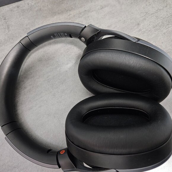 Sony Wireless Noise Canceling Stereo Headphones (WH1000XM2) - Picture 6 of 14